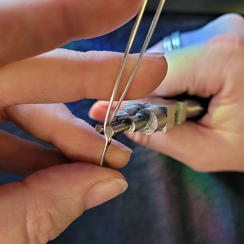 Jennifer Brooks's Snowy Road Pendant - Fitting the U to the cabochon face., Classic Wire Jewelry, Wire Wrapping, Wrapping, Wire Wrapping Jewelry, Weaving, Wire Weaving, Weaving Wire, Place the stepped mandrel pliers just above your mark